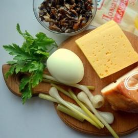 Салат с крабовыми палочками и сыром «Рафаэлло